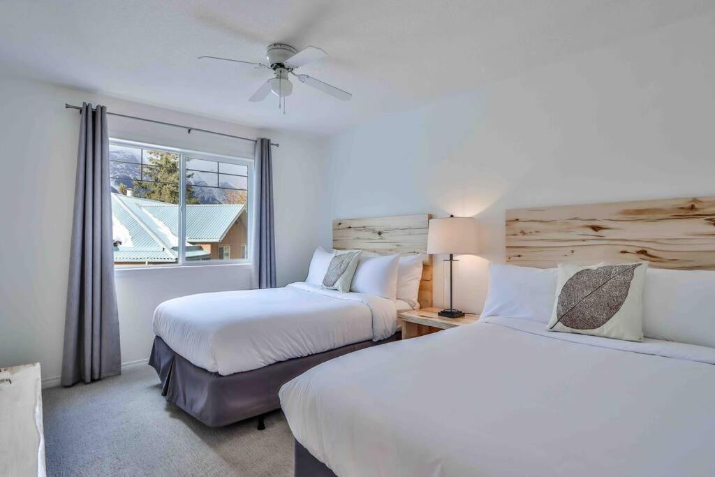 Big Mountain Views - Bright 2-Story Corner Unit Apartment Canmore Luaran gambar