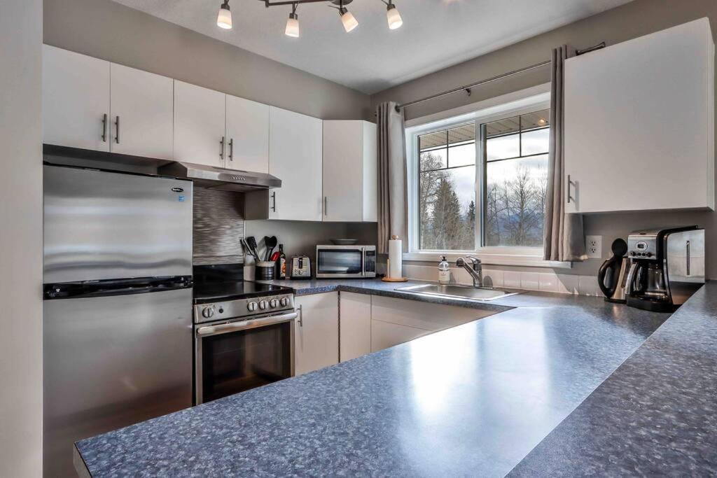 Big Mountain Views - Bright 2-Story Corner Unit Apartment Canmore Luaran gambar
