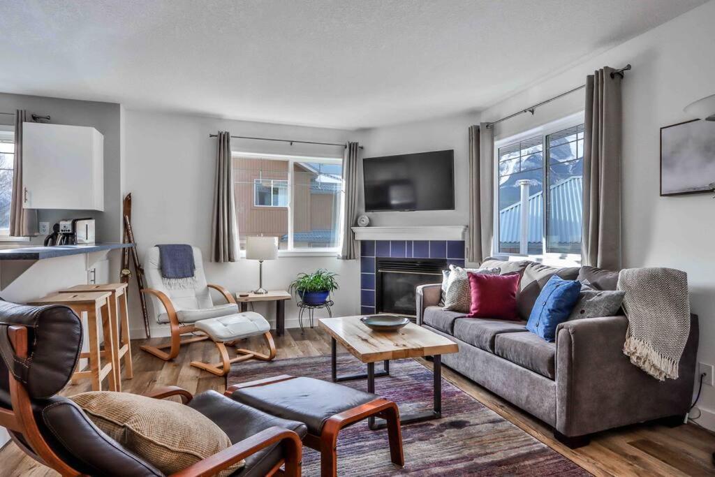 Big Mountain Views - Bright 2-Story Corner Unit Apartment Canmore Luaran gambar